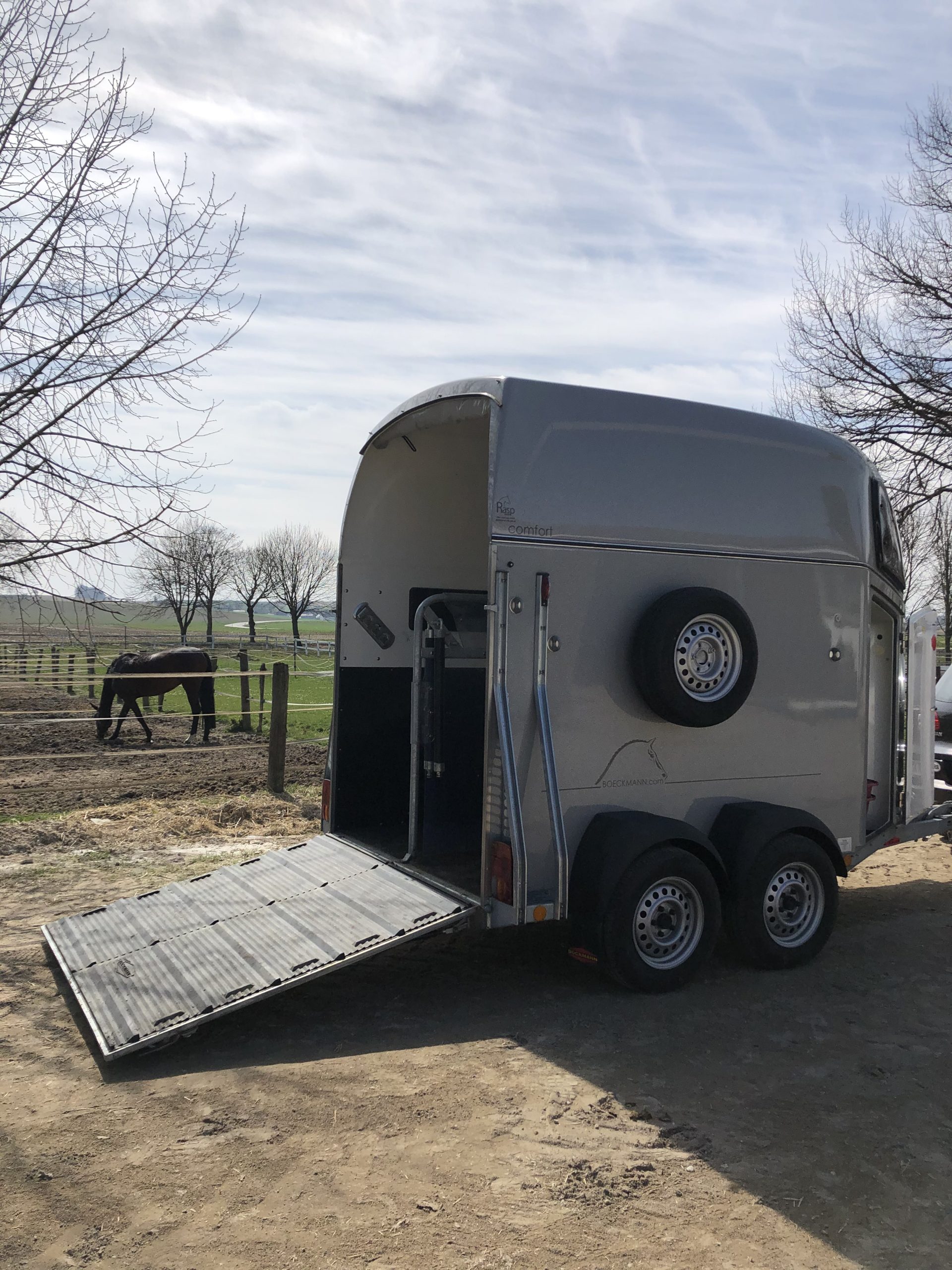 Gröne GmbH - Horse Protect Flüssiggummi im Pferdetransporter – in